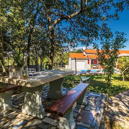 2 Bedroom Stunning In Pavicini Veliki Vareski