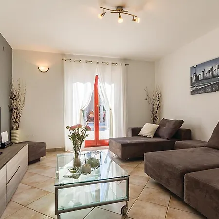 Holiday home 2 Bedroom Stunning In Pavicini Veliki Vareski