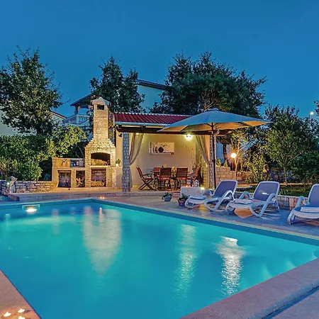 2 Bedroom Stunning In Pavicini Casa de Férias *