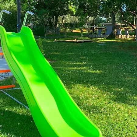 2 Bedroom Stunning In Pavicini Holiday home Veliki Vareski
