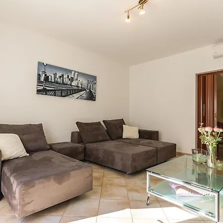 2 Bedroom Stunning In Pavicini Veliki Vareski