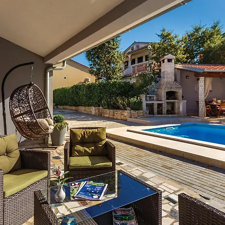 2 Bedroom Stunning In Pavicini Holiday home
