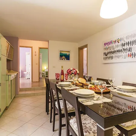 2 Bedroom Stunning In Pavicini Holiday home